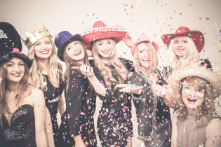 Frauen machen Foto vor Photobooth enterrement de vie de jeune fille lyon
