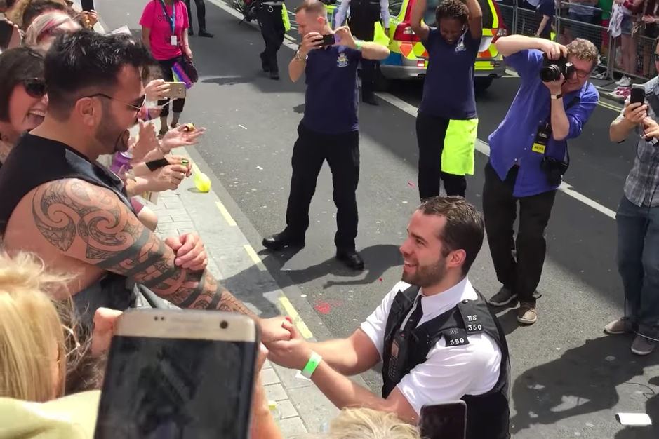 un-policier-demande-son-compagnon-en-mariage-pendant-la-gay-pride fiançailles gay